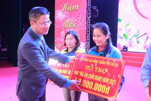Trade Union offers gifts to ensure happy Tet for workers  - ảnh 1