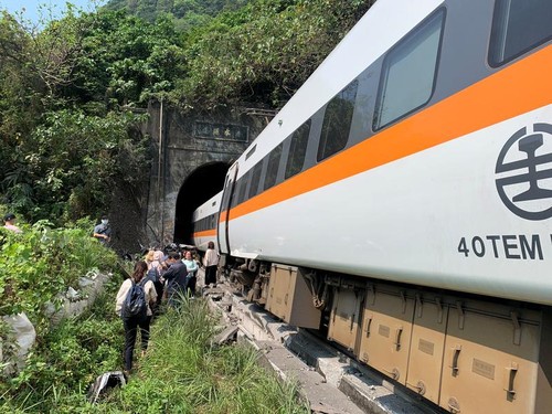 Taiwan (China) train crash kills 36 in deadliest rail tragedy in decades - ảnh 1
