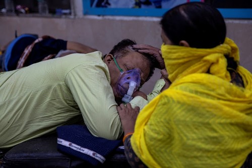 India’s daily coronavirus cases climb to new world record as hospitals buckle - ảnh 1