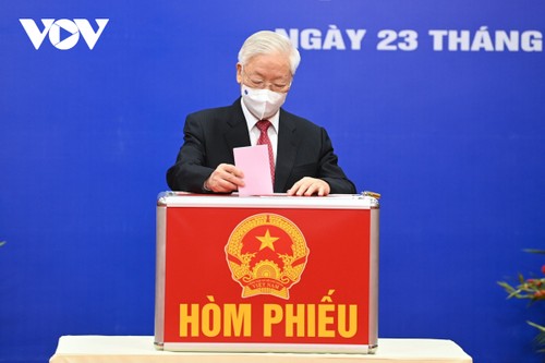 Vietnamese begin voting for new NA, People Council members  - ảnh 1