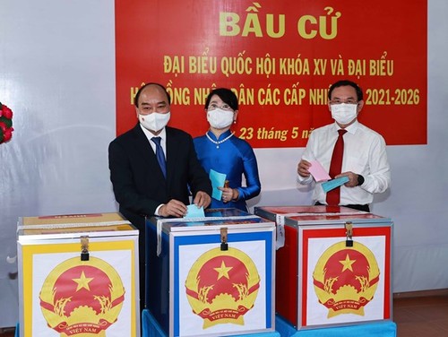 Vietnamese begin voting for new NA, People Council members  - ảnh 2