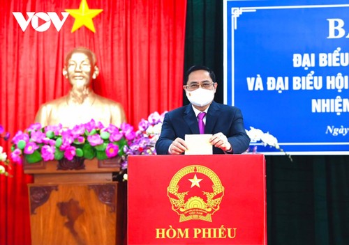Vietnamese begin voting for new NA, People Council members  - ảnh 4