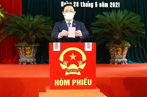 Vietnamese begin voting for new NA, People Council members  - ảnh 3