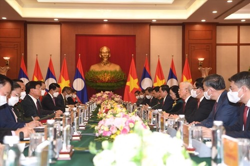 Top leaders of Vietnam, Laos vow to boost great friendship, special ties - ảnh 1