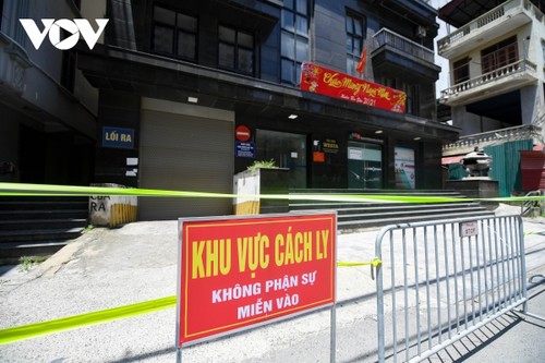 Hanoi to close non-essential businesses, ban public gatherings of more than 5 - ảnh 1