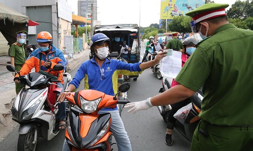 HCM city allows 11 groups to go out amid pandemic restrictions - ảnh 1