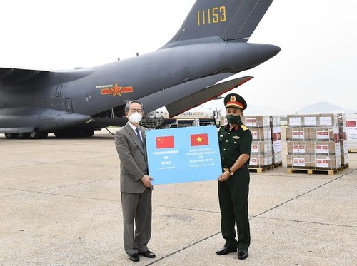 Poland, China donate COVID-19 vaccines to Vietnam - ảnh 2