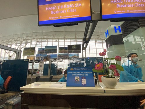 Vietnam Airlines pilots IATA Travel Pass on flight to Europe - ảnh 1