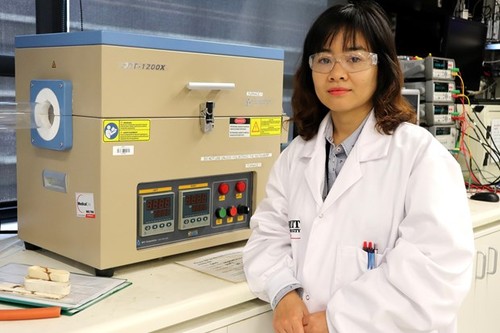 Vietnamese lecturer honored in Australia for developing fireproof material - ảnh 1