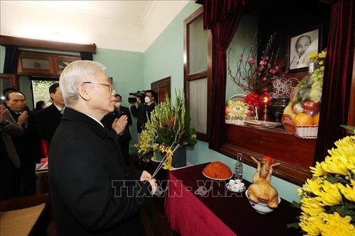 Party leader pays tribute to President Ho Chi Minh as Vietnam celebrates new lunar year - ảnh 1