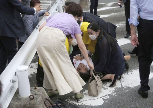 Shinzo Abe, Japan's former prime minister, shot and hospitalized - ảnh 1
