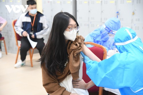 Vietnam speeds up COVID-19 vaccination ahead of new school year - ảnh 1