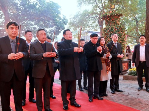 Incense offering ritual at Imperial Citadel honors forefathers  ​ - ảnh 1