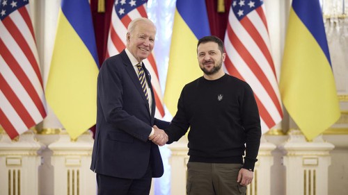 Biden makes unannounced trip to Kyiv, vows support as long as needed - ảnh 1