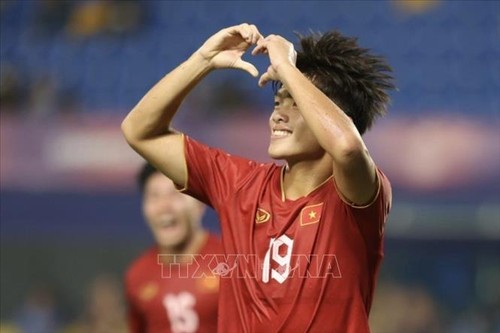 Vietnam begin SEA Games title defense with 2-0 victory over Laos  ​ - ảnh 1