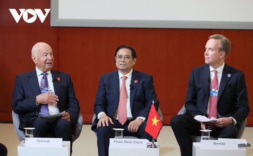 PM shares Vietnam’s development experience at World Economic Forum dialogue - ảnh 2