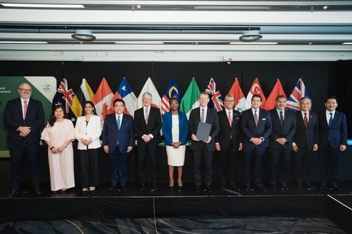 Britain signs treaty to join major trans-Pacific trade pact CPTPP - ảnh 1