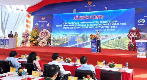 PM attends groundbreaking ceremony for road projects, visits Samsung factory in Bac Ninh - ảnh 1