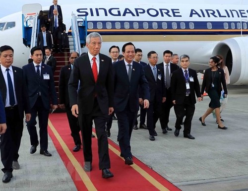 Singapore PM arrives in Hanoi for official visit  - ảnh 1