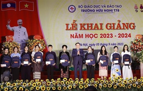 Top legislator joins Vietnamese, Lao students in welcoming new school year - ảnh 1
