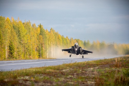 Lockheed Martin F-35A fighter jets land on motorway - ảnh 1