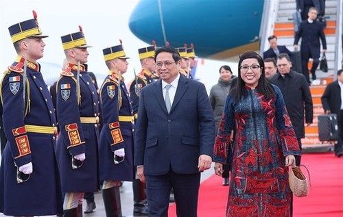 Prime Minister arrives in Bucharest for official visit to Romania - ảnh 1