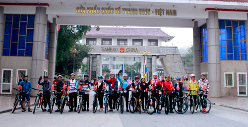 Bicycle tour connects Vietnamese, Chinese provinces - ảnh 1