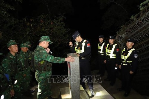 Vietnamese, Chinese border forces conduct first night joint patrol - ảnh 1