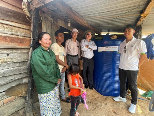 Vietnamese, US organizations provide water tanks to drought-stricken communities in Dak Nong  - ảnh 1
