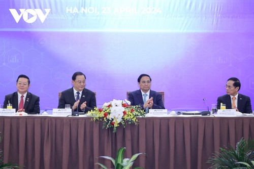 Prime Ministers of Vietnam, Laos co-chair business roundtable  - ảnh 1
