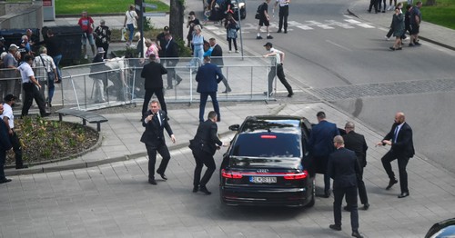 Slovak PM Fico no longer in life-threatening condition after being shot, minister says - ảnh 1