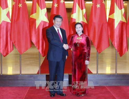 ประธานสภาแห่งชาติเวียดนามเหงียนถิกิมเงินพบปะกับเลขาธิการใหญ่พรรคและประธานประเทศจีน - ảnh 1