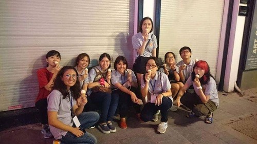 Squatting on the sidewalk and Eating ice-cream  - ảnh 1