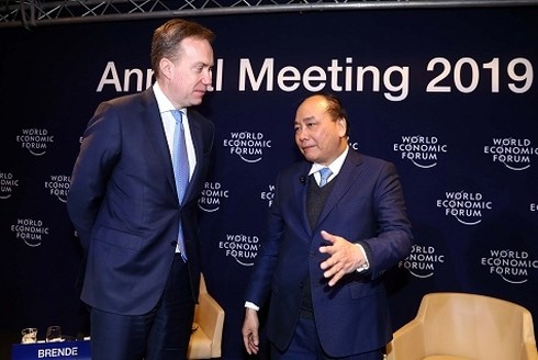 นายกรัฐมนตรีเวียดนามสนทนากับประธานWEFเกี่ยวกับเวียดนามและโลก - ảnh 1