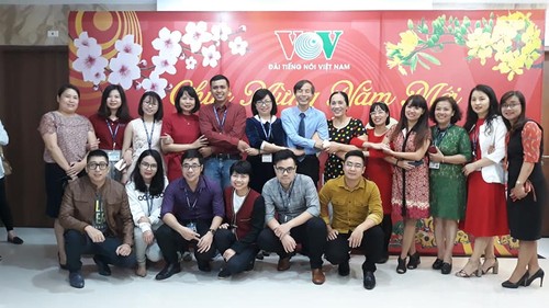 ทีมงานภาคภาษาไทยและเจ้าหน้าที่ผู้สื่อข่าวของวีโอวี5พบปะสังสรรค์หลังวันหยุดตรุษเต๊ต  - ảnh 3