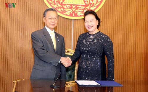 ประธานสภาแห่งชาติเวียดนามเจรจากับประธานสภาผู้แทนราษฎรไทยและประธานสภานิติบัญญัติแห่งชาติไทย - ảnh 1