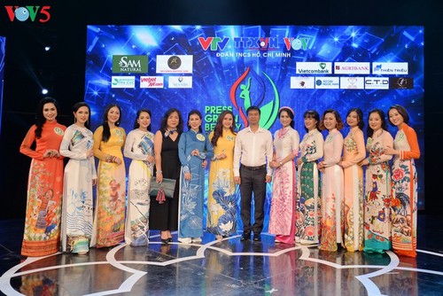 นักข่าวจากสถานีโทรทัศน์เวียดนามคว้ามงกุฎในการประกวด Press Green Beauty 2019 - ảnh 5