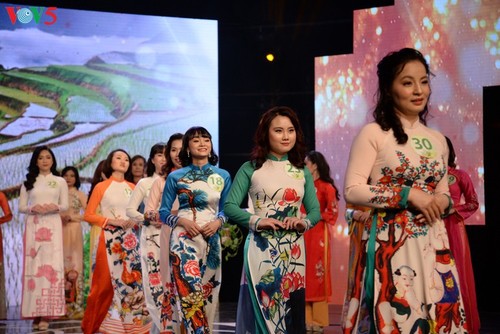 นักข่าวจากสถานีโทรทัศน์เวียดนามคว้ามงกุฎในการประกวด Press Green Beauty 2019 - ảnh 7