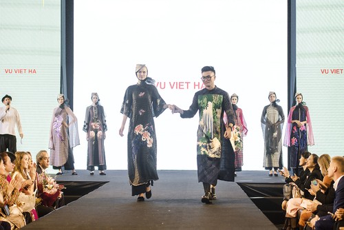 แนะนำชุดประจำชาติเวียดนามในงานมหกรรมผ้าไหม 2562 ไหมไทยสู่เส้นทางโลก ครั้งที่ 9 - ảnh 12