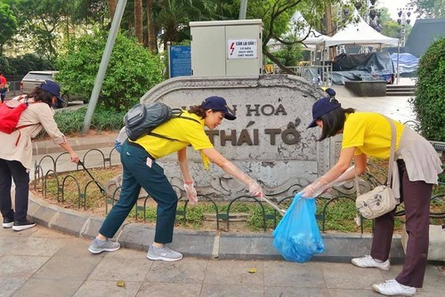 ภาพกิจกรรมจิตอาสาทำความสะอาดบริเวณสระหว่านเกี๋ยมของชุมชนชาวไทยในกรุงฮานอย - ảnh 5