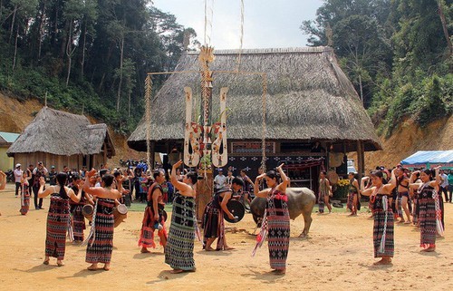 งานเทศกาลเซ่นไหว้เทพป่าของชาวเผ่าเกอตู - ảnh 1