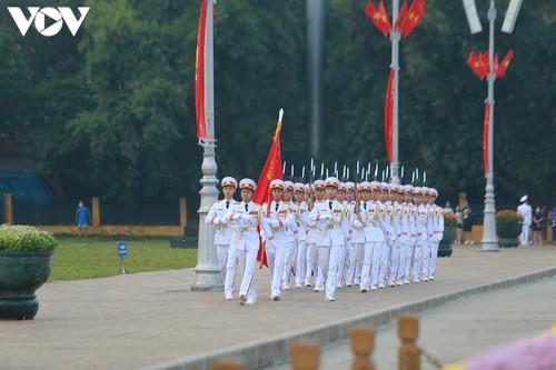 บรรยากาศพิธีเคารพธงชาติ ณ จตุรัส บาดิ่งห์ กรุงฮานอยในเช้าวันที่ 2กันยายน - ảnh 3