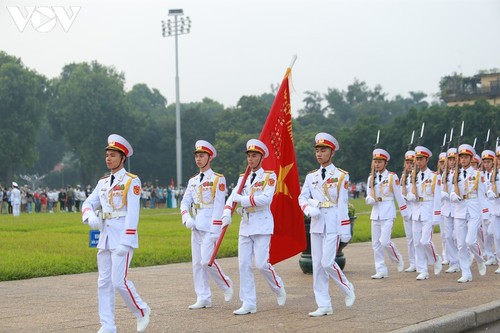 บรรยากาศพิธีเคารพธงชาติ ณ จตุรัส บาดิ่งห์ กรุงฮานอยในเช้าวันที่ 2กันยายน - ảnh 1