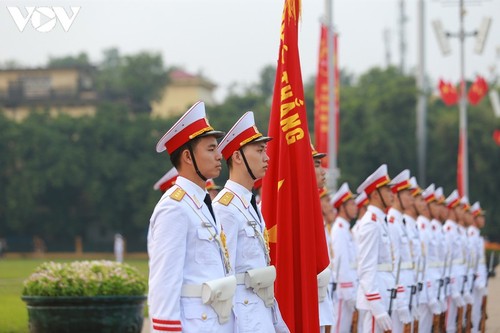 บรรยากาศพิธีเคารพธงชาติ ณ จตุรัส บาดิ่งห์ กรุงฮานอยในเช้าวันที่ 2กันยายน - ảnh 2