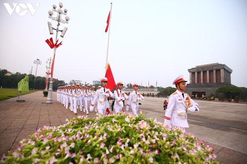 บรรยากาศพิธีเคารพธงชาติ ณ จตุรัส บาดิ่งห์ กรุงฮานอยในเช้าวันที่ 2กันยายน - ảnh 6