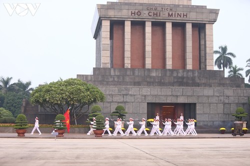 บรรยากาศพิธีเคารพธงชาติ ณ จตุรัส บาดิ่งห์ กรุงฮานอยในเช้าวันที่ 2กันยายน - ảnh 8