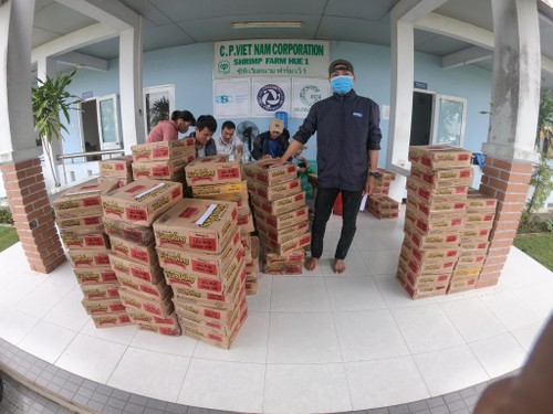 ซีพีเวียดนามร่วมใจช่วยเหลือพี่น้องประชาชนที่ประสบภัยในภาคกลางของเวียดนาม - ảnh 23