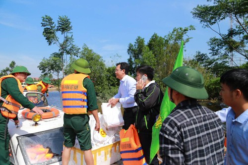 ซีพีเวียดนามร่วมใจช่วยเหลือพี่น้องประชาชนที่ประสบภัยในภาคกลางของเวียดนาม - ảnh 3
