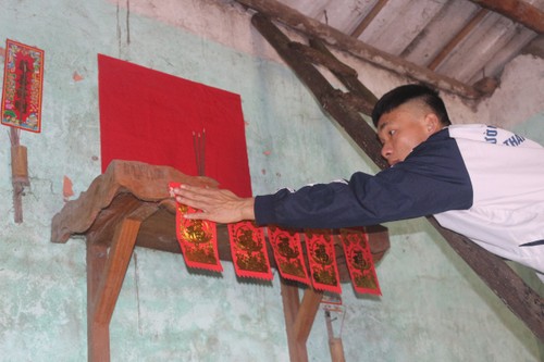 ประเพณีการแปะกระดาษสีแดงในวันขึ้นปีใหม่ของชุมชนเผ่าไตและหนุ่ง - ảnh 2