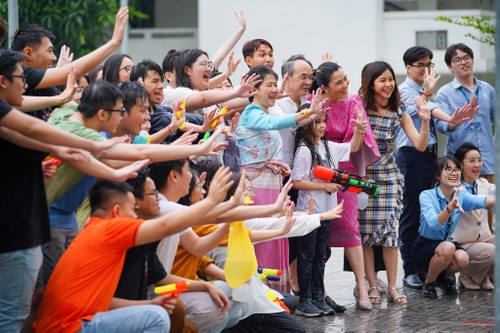 งานประเพณีสงกรานต์นำวัฒนธรรมไทยสร้างความเชื่อมโยงกับเยาวชนเวียดนาม - ảnh 11